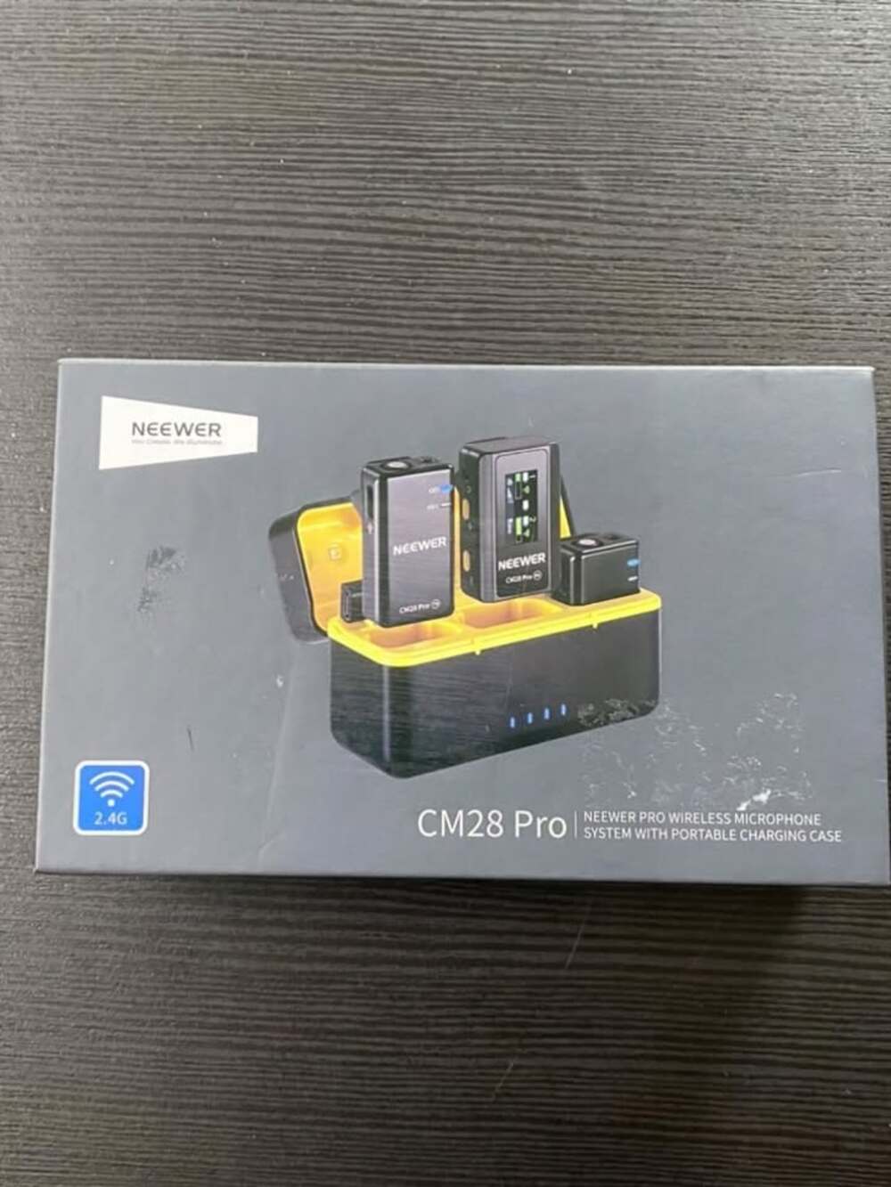 Neewer CM28 Professional Wireless Lavalier Microphone with Charging Case
